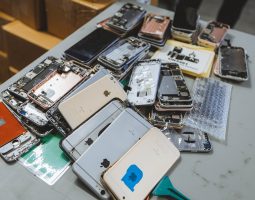 Almeno l’85% degli italiani conserva uno smartphone inutilizzato