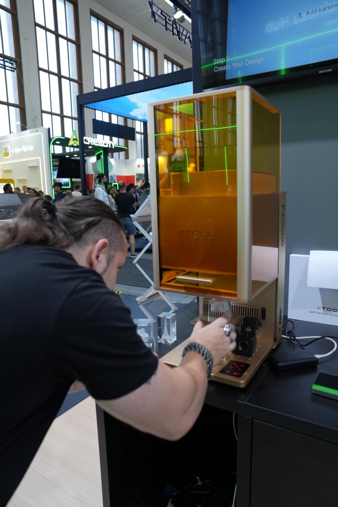 xTool F2 Ultra UV: l’incisore laser che rivoluziona l’incisione su vetro
