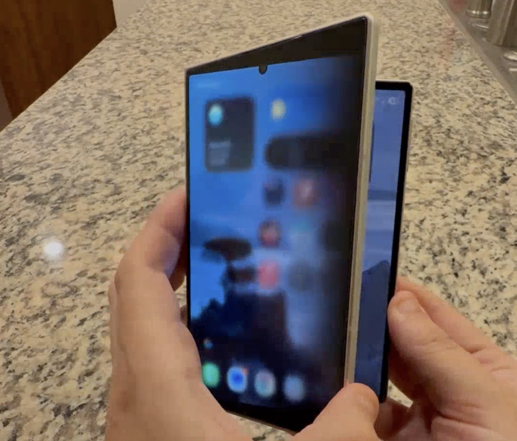 Galaxy Z Fold 8 “copia” iPhone Duo, e il risultato sorprende