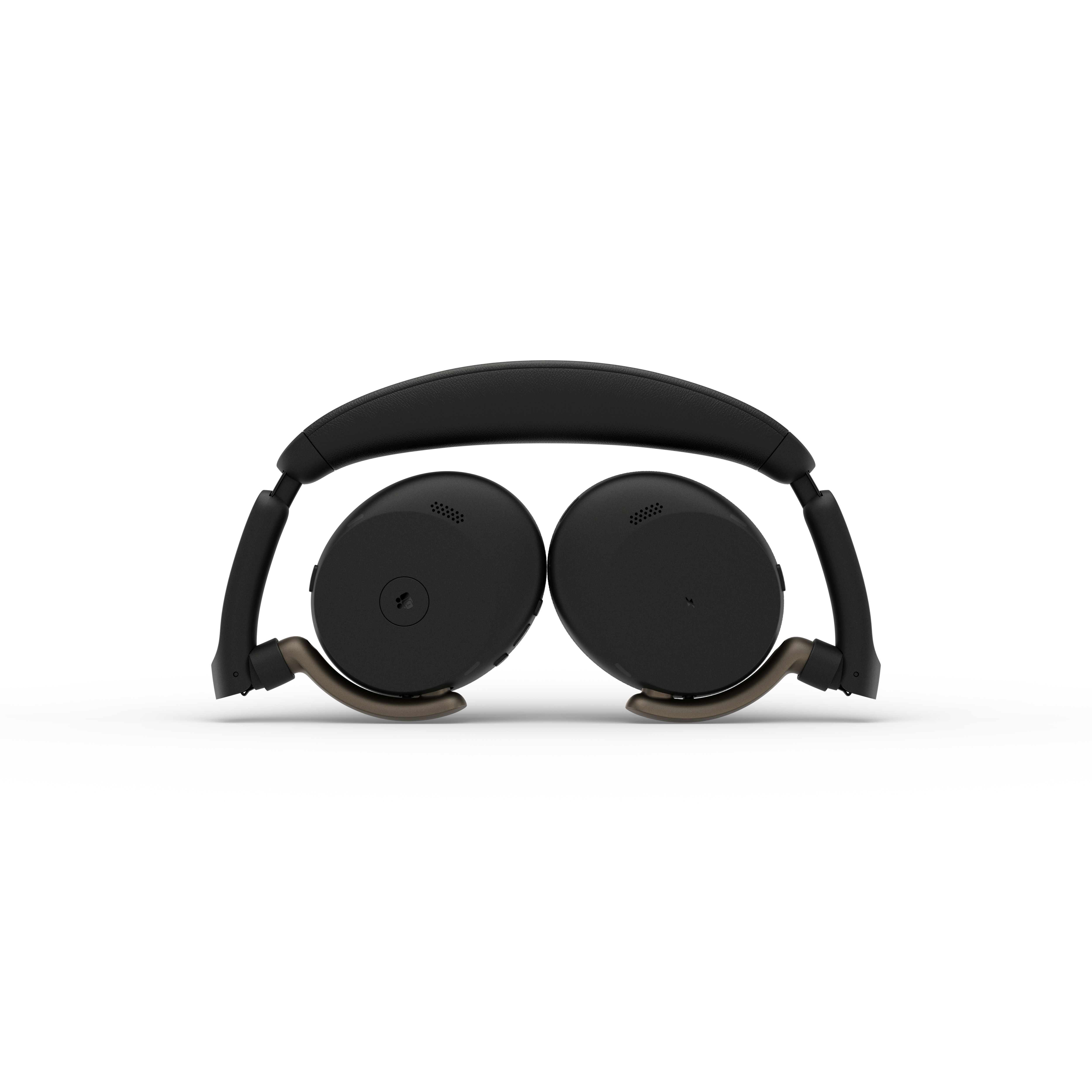Jabra Evolve3 si amplia con tre nuovi modelli pensati per modi diversi di lavorare: Evolve3 65 Flex, Evolve3 65 ed Evolve3 45. La nuova gamma punta su voce più chiara, ANC durante le chiamate, Sidetone e gestione aziendale semplificata, con un occhio preciso alle riunioni ibride e agli strumenti basati sull’intelligenza artificiale.  Jabra Evolve3 cresce con tre nuovi modelli  Jabra Evolve3 si aggiorna con tre cuffie professionali pensate per coprire esigenze diverse: chi lavora spesso in movimento, chi passa molte ore in open space e chi resta principalmente alla scrivania.  I nuovi modelli sono Jabra Evolve3 65 Flex, Jabra Evolve3 65 e Jabra Evolve3 45. Non cambiano solo formato e design, ma anche il tipo di utilizzo per cui sono stati progettati.  La nuova proposta nasce per dare alle aziende più scelta nella gestione delle postazioni audio. Un dipendente che lavora da casa e ufficio non ha le stesse necessità di chi passa la giornata in un ambiente rumoroso o di chi usa le cuffie soprattutto per chiamate frequenti dalla scrivania.  Jabra Evolve3 punta su voce chiara e chiamate più costanti  Il dato da cui parte Jabra è molto concreto: secondo una ricerca dell’azienda, il 73% dei dipendenti fatica a sentire gli altri partecipanti durante le riunioni ibride. Questo problema non riguarda solo la qualità della conversazione, ma anche la produttività.  La voce oggi non serve più soltanto per parlare con colleghi e clienti. Sta diventando un input centrale anche per strumenti basati sull’intelligenza artificiale, come trascrizioni automatiche, riassunti delle riunioni e flussi di lavoro attivati tramite comandi vocali.  Se il rilevamento vocale è incostante, il problema si moltiplica. Una frase capita male può rovinare una call, ma può anche generare trascrizioni imprecise o riepiloghi poco affidabili. Per questo Jabra lavora su una gamma più mirata, con modelli diversi ma una base tecnica comune.  Jabra ClearVoice, ANC in chiamata e Sidetone  Tutti e tre i nuovi modelli Jabra Evolve3 condividono alcune tecnologie centrali. La prima è Jabra ClearVoice, pensata per migliorare la ricezione della voce durante le chiamate.  A questa si aggiunge l’ANC in chiamata, utile per ridurre i rumori di fondo mentre si parla. Non si tratta solo di isolarsi meglio dall’ambiente, ma di far arrivare la propria voce in modo più pulito a chi è dall’altra parte.  C’è poi Sidetone, funzione che permette di sentire la propria voce mentre si parla. È un dettaglio importante nelle cuffie da lavoro, perché aiuta a controllare meglio il volume della conversazione e a non alzare troppo la voce, soprattutto quando l’ANC è attivo.  Jabra Evolve3 65 Flex per chi lavora in movimento  Jabra Evolve3 65 Flex è il modello pensato per professionisti ibridi e flessibili. Si rivolge a chi cambia spesso postazione: casa, ufficio, sale condivise, spazi di coworking o viaggi di lavoro.  Il design è compatto, ripiegabile e senza braccetto microfonico. Questa scelta rende le cuffie più facili da portare nello zaino o nella borsa, senza dare l’aspetto classico da headset da call center.  Il modello integra rilevamento vocale potenziato anche all’aperto e ANC Adattiva, quindi lavora meglio in contesti variabili. È la versione più adatta a chi non ha una scrivania fissa e ha bisogno di cuffie professionali sempre pronte.  Jabra Evolve3 65 per open space e ambienti rumorosi  Jabra Evolve3 65 guarda invece agli uffici open space, dove rumori, conversazioni vicine e movimento continuo possono rendere le chiamate più faticose.  Qui troviamo ANC Adattiva e una tecnologia di rilevamento vocale a 3 microfoni. L’obiettivo è offrire maggiore concentrazione negli spazi condivisi, mantenendo la voce nitida durante meeting, telefonate e videoconferenze.  È il modello più indicato per chi lavora in uffici molto frequentati e ha bisogno di un supporto più solido contro il rumore ambientale. In questo caso il braccetto microfonico resta un vantaggio pratico, perché avvicina la cattura vocale alla bocca e migliora la qualità in chiamata.  Jabra Evolve3 45 per chi lavora alla scrivania  Jabra Evolve3 45 è la proposta più leggera della nuova gamma. Si tratta di una cuffia on-ear pensata per chi passa molte ore alla scrivania, in ufficio o da casa.  Il focus è su leggerezza, semplicità d’uso e chiarezza vocale affidabile. È il modello per chi fa tante chiamate durante la giornata e vuole cuffie comode, immediate e meno impegnative da indossare a lungo.  La struttura sovraurale aiuta a mantenere il prodotto più compatto, mentre la dotazione resta orientata all’uso professionale. Non è la cuffia più spinta della famiglia, ma copre bene lo scenario di chi lavora soprattutto in postazione fissa.  Gestione aziendale con Jabra Plus Management e Jabra Xpress  La nuova gamma Jabra Evolve3 non guarda solo all’utente finale, ma anche ai reparti IT. Tutti i modelli supportano connettività sicura Bluetooth Low Energy e possono essere gestiti tramite Jabra Plus Management e Jabra Xpress.  Per le aziende questo significa distribuzione più ordinata, controllo centralizzato e gestione semplificata su larga scala. Quando bisogna assegnare cuffie a decine o centinaia di persone, la parte software diventa importante quanto la qualità audio.  La linea Evolve3 sostituisce progressivamente la gamma Jabra Evolve2, lanciata nel 2020, e si affianca ai modelli Evolve3 75 ed Evolve3 85 presentati in precedenza.  Prezzi e disponibilità di Jabra Evolve3  I nuovi modelli Jabra Evolve3 65 Flex, Jabra Evolve3 65 e Jabra Evolve3 45 saranno disponibili a livello globale da settembre 2026 nella colorazione Black.  I prezzi consigliati al pubblico sono:  Jabra Evolve3 65 Flex: 299 euro Jabra Evolve3 65: 253 euro Jabra Evolve3 45: 199 euro  La gamma copre quindi tre fasce e tre scenari d’uso: mobilità, open space e scrivania. Una scelta utile soprattutto per le aziende che non vogliono assegnare lo stesso modello a tutti, ma preferiscono adattare le cuffie al lavoro reale delle persone.  Una gamma più ordinata per il lavoro moderno  Con i nuovi Evolve3 65 Flex, Evolve3 65 ed Evolve3 45, Jabra costruisce una linea più coerente con il lavoro attuale. Le riunioni ibride sono ormai la normalità, gli open space restano ambienti complicati per le chiamate e gli strumenti AI richiedono una voce più pulita per trascrizioni e riepiloghi affidabili.  La differenza tra i tre modelli è abbastanza netta. Evolve3 65 Flex privilegia portabilità e lavoro in movimento. Evolve3 65 è pensata per l’ufficio rumoroso. Evolve3 45 punta su leggerezza e chiamate frequenti dalla scrivania.  Per chi lavora ogni giorno tra meeting, call e strumenti collaborativi, la qualità della voce non è più un dettaglio tecnico. È una parte concreta dell’esperienza lavorativa, e Jabra prova a coprirla con una gamma più mirata.