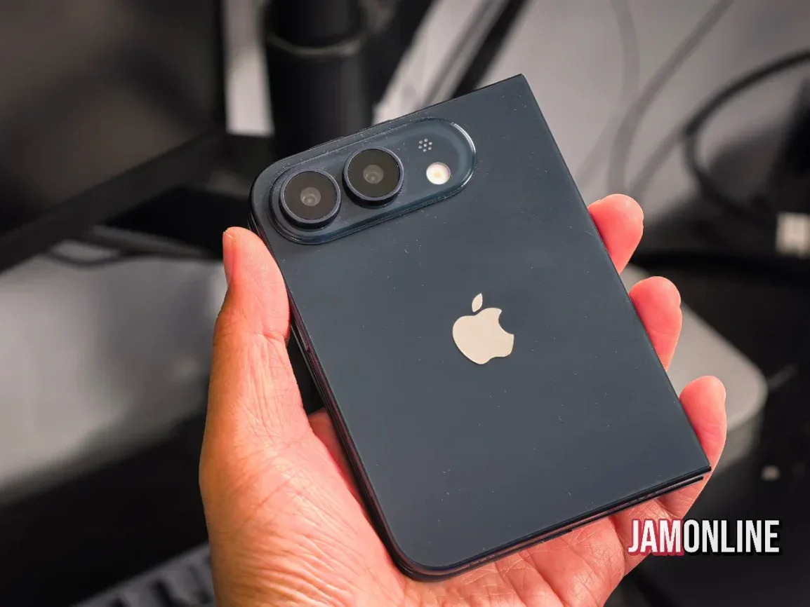 iPhone Ultra: spunta il dummy nero del pieghevole Apple