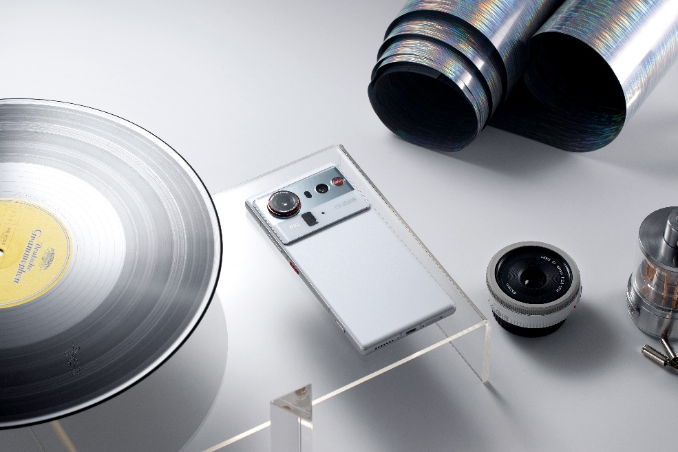 nubia Z80 Ultra debutta a livello globale con Snapdragon 8 Elite Gen 5