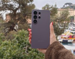 Fotocamera Galaxy S26: identità forte ma divisiva